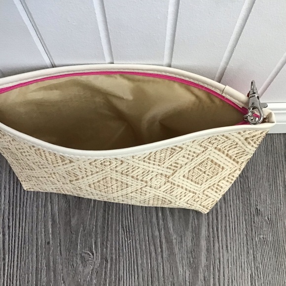 Straw Pouch with tassle - Picture 4 of 4